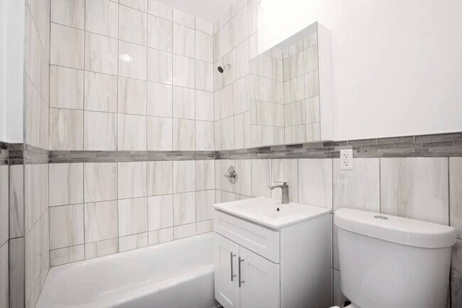 Building Photo - Bushwick Exposed brick, 23 mins to Manhatt...