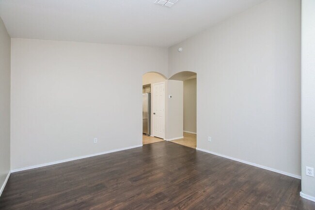 Building Photo - 1161 E Lakeview Dr