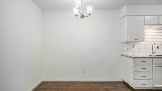 Building Photo - 2107 Mistletoe Ave