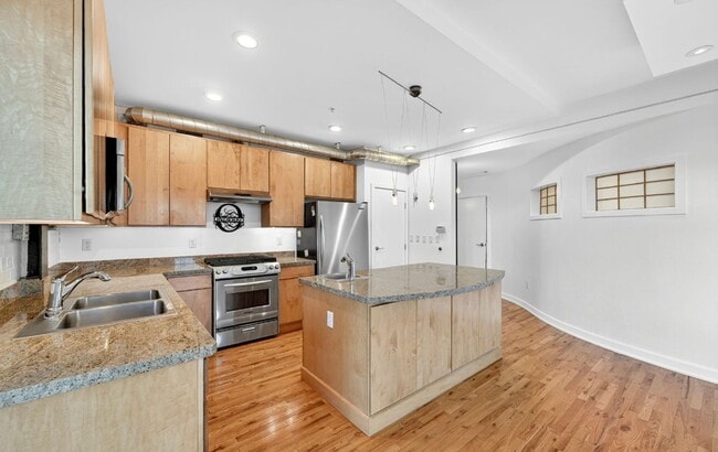 Building Photo - Stunning 3 bedroom Loft