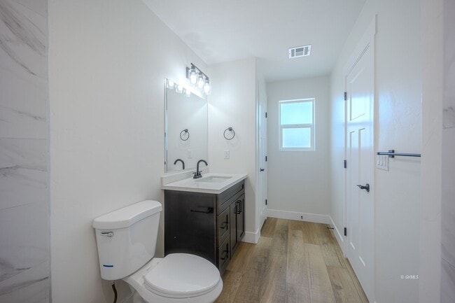 Building Photo - 818 W 7th St