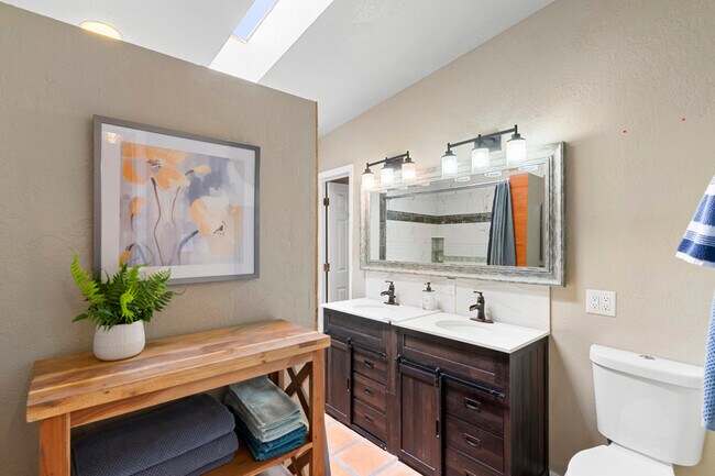 Building Photo - 2635 Monroe St NE