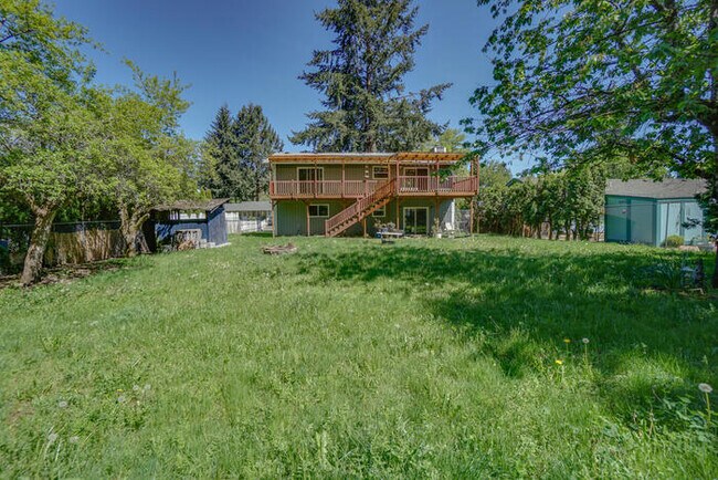 Building Photo - THREE BEDROOM NEAR LENA PARK