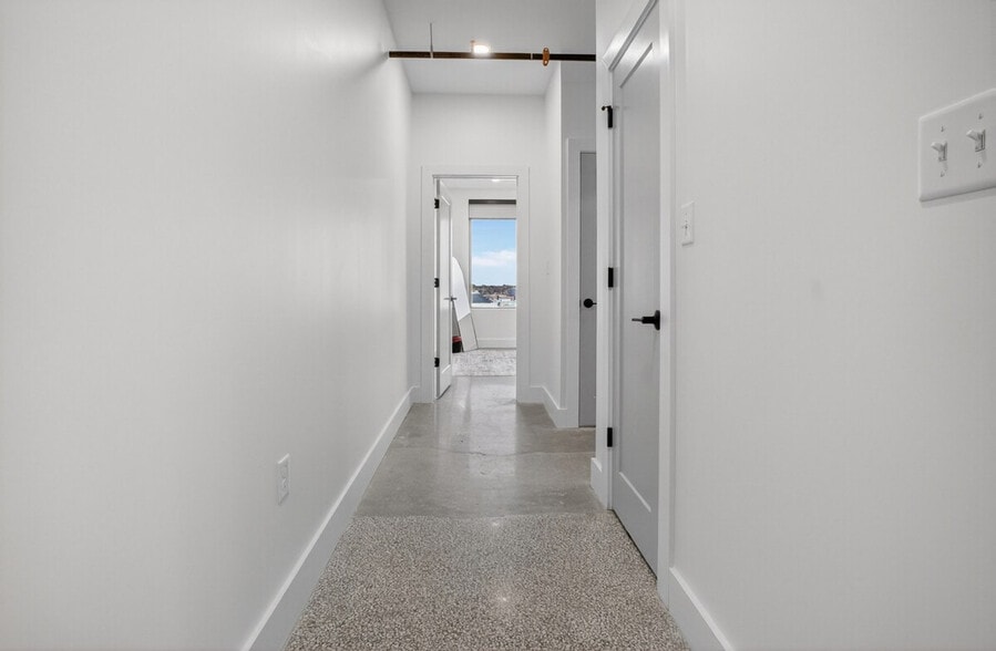 Building Photo - 100 W 5th St