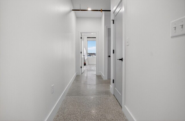 Building Photo - 100 W 5th St