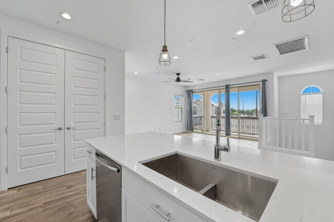 Building Photo - Like new Luxurious Modern townhome with 2 Master Suits in Warner Meadows!