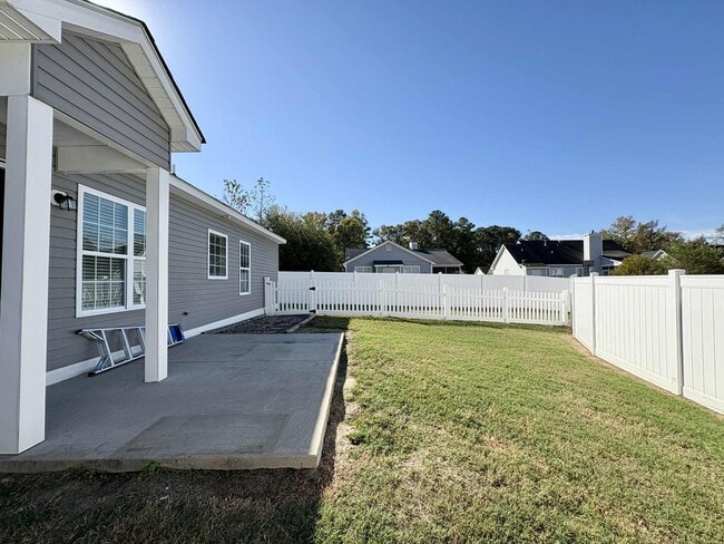 Building Photo - Move-In Ready, Fenced-In Backyard, Pet Friendly, One Story Home – Convenience Meets Comfort!
