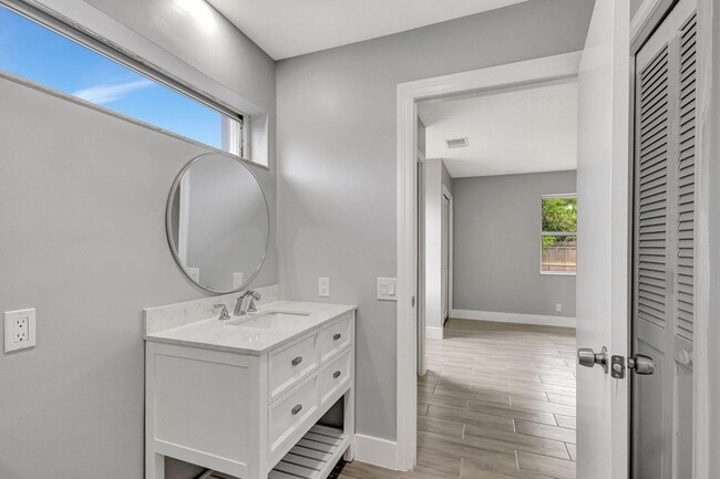 Building Photo - 843 Azalea Dr