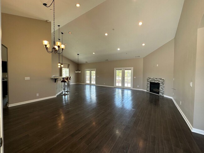 Building Photo - Beautiful, Updated 3 bedroom 2 bathroom ho...