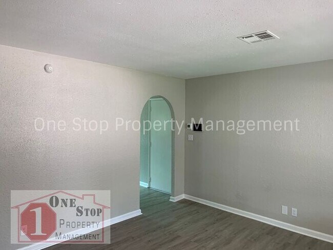 Building Photo - Beautiful 3 Bedroom 1 Bathroom Ranch Home ...