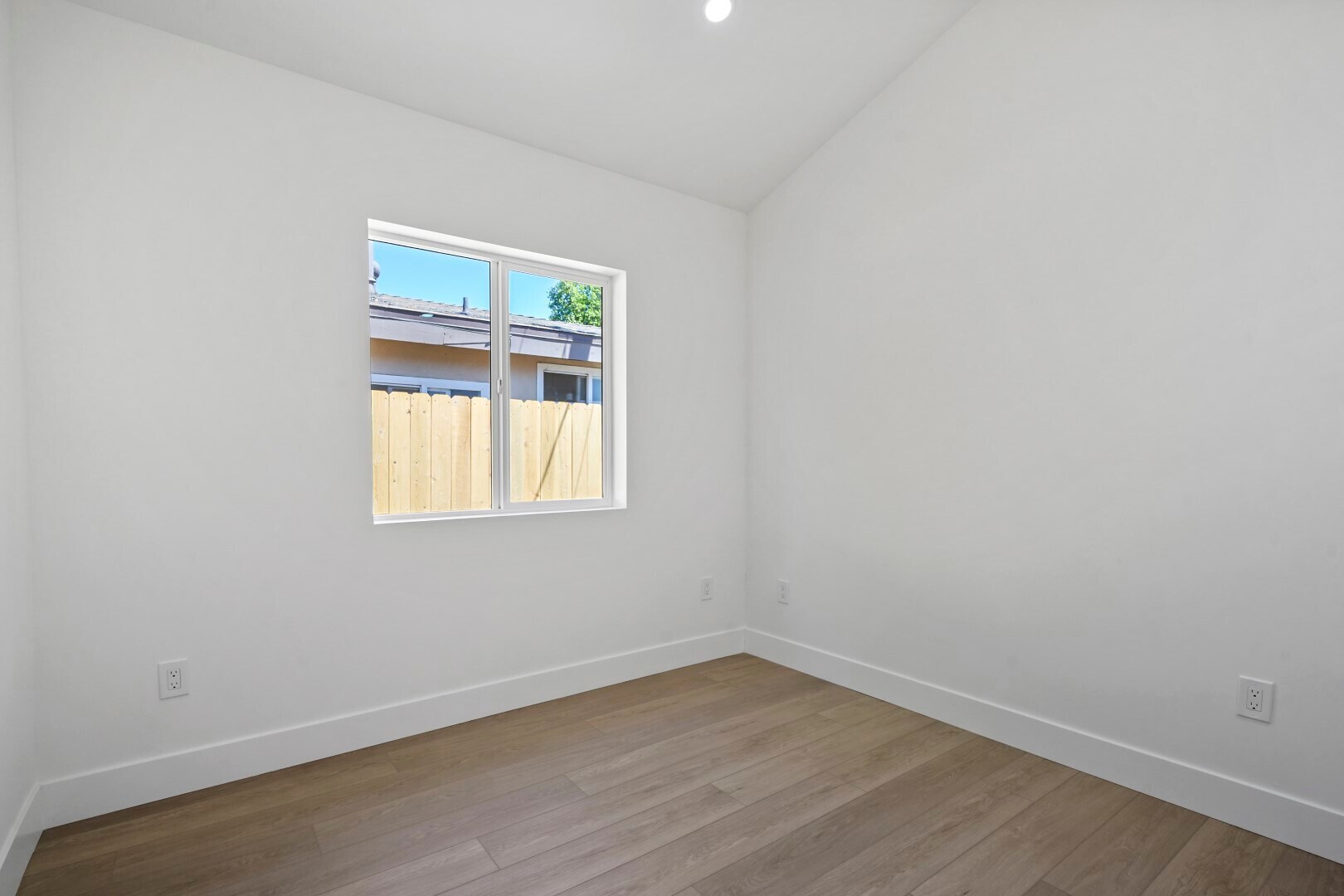 Building Photo - 7906 Oakdale Ave