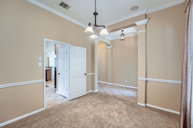 Building Photo - 1402 Weatherford Dr