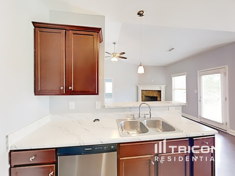 Building Photo - 249 White Creek Dr