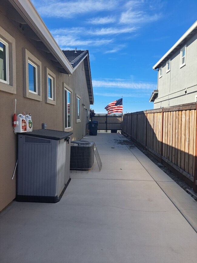 Building Photo - Feels Like a Model Home