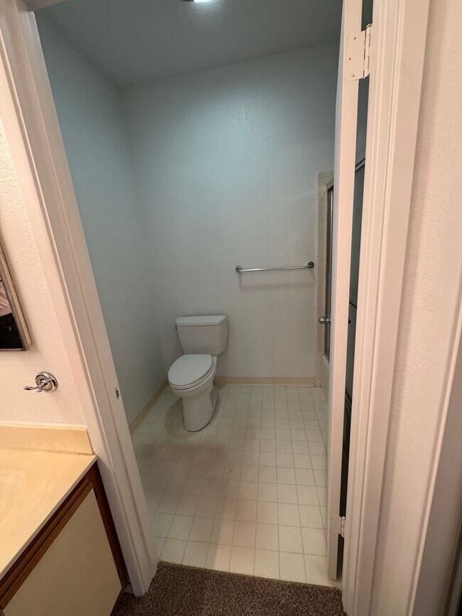 Building Photo - Single Level Lower Condo at Woodside Terrace