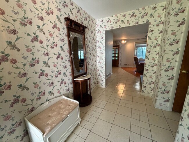 Building Photo - Fully Furnished, Turn Key Lake Front Home in Caledonia!