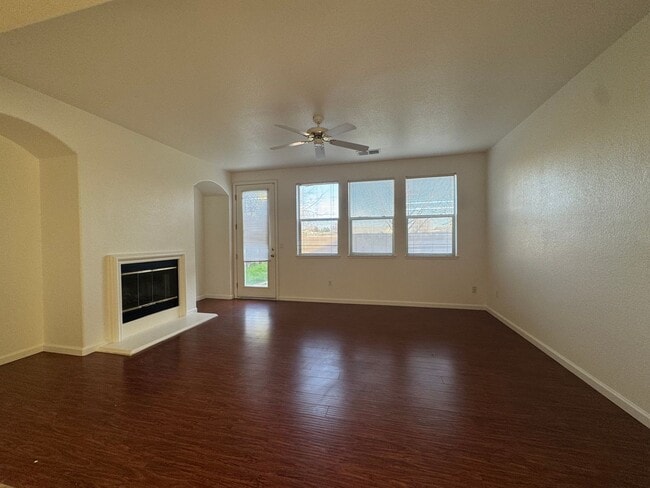 Building Photo - Beautiful Home with 4 Bedrooms and 3 Bathrooms in a Convenient Location!