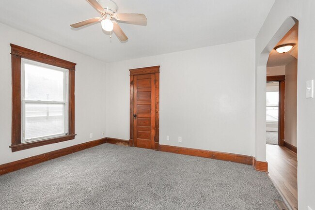 Building Photo - 1025 W 23rd St