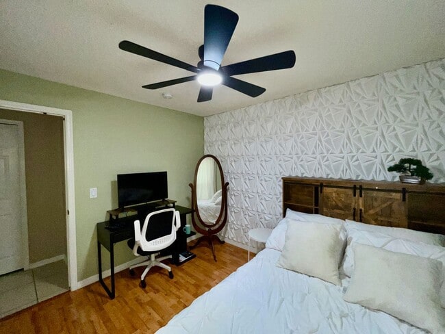 Building Photo - Modern 4-Bed, 2-Bath Solar-Powered Home Near UCF