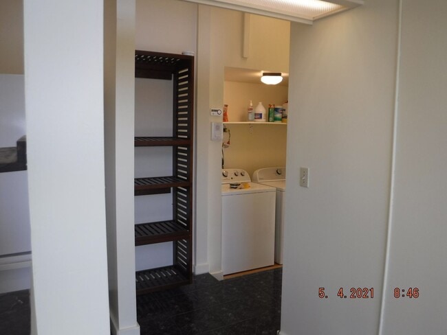 Building Photo - Kahala Hts Cottage 2 / 1 / garage