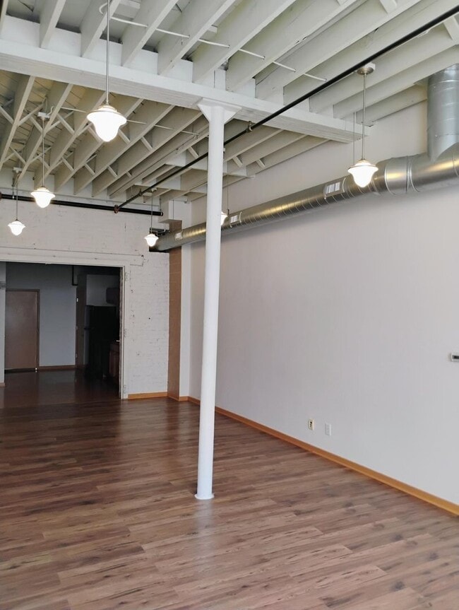 Building Photo - 1 BEDROOM 1.5 BATH IN DOWNTOWN CHAMPAIGN