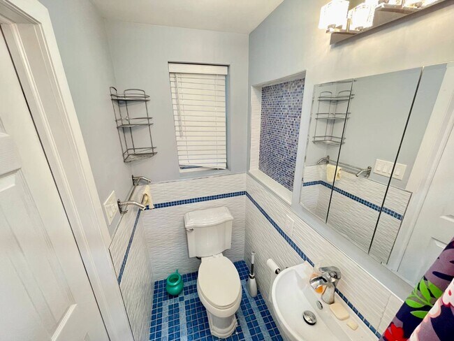 Building Photo - 1914B Radcliff Ave