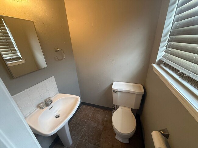 Building Photo - 2 bed , 1 and a 1/2 bath, garage conversion with two living rooms and a storage space! Moore scho...