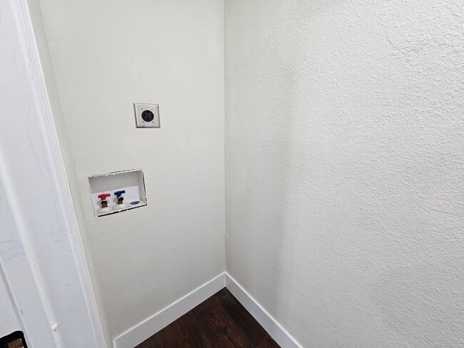 Building Photo - Near Bishop Arts District 2-bedroom, 1-bath duplex