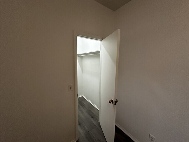 Building Photo - "Charming 1-Bedroom Retreat in Denver's Heart - Perfect Blend of Comfort & Convenience!