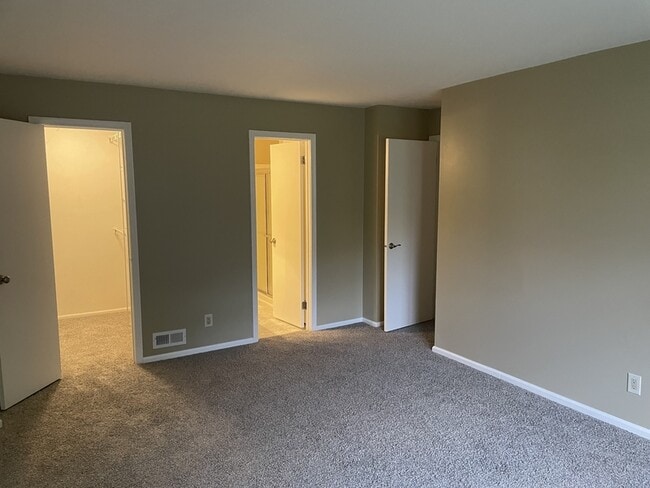 Building Photo - 190-B Collin Court