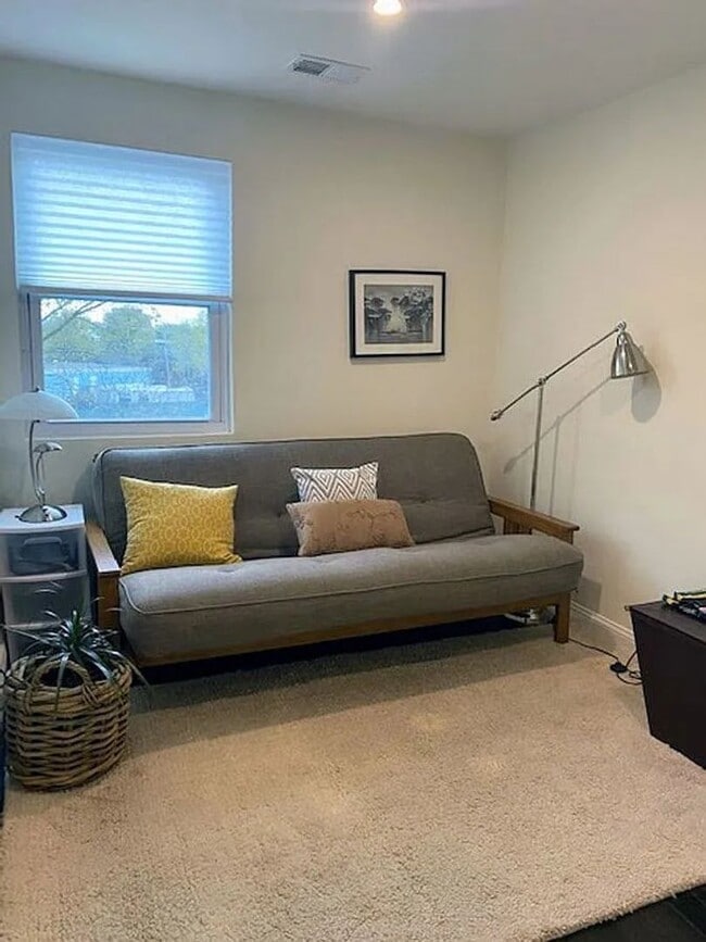 Building Photo - Brentwood Beauty