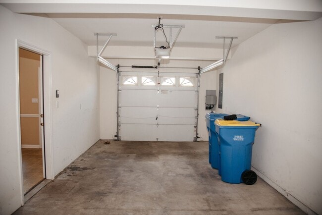 Building Photo - 465 Sunday Dr