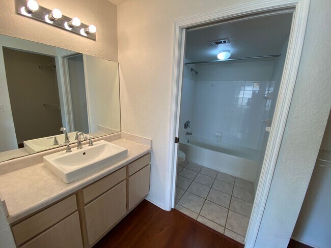 Building Photo - 13941 Fairway Island Dr