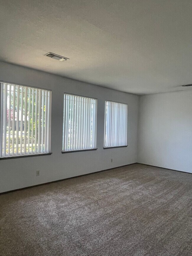 Building Photo - SPACIOUS 3 BED 2 BATH WITH A FAMILY ROOM A...