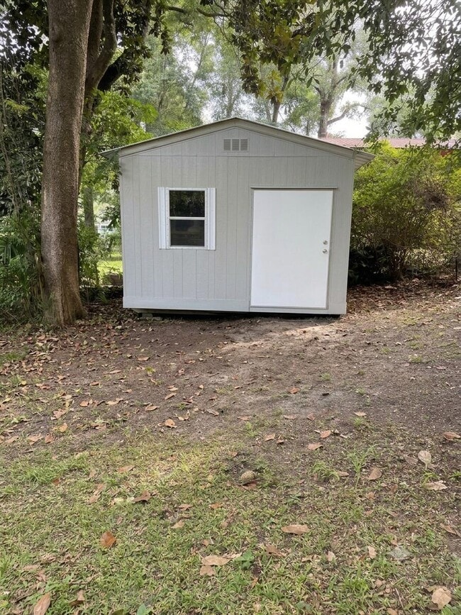 Building Photo - 827 Squirrel Rd
