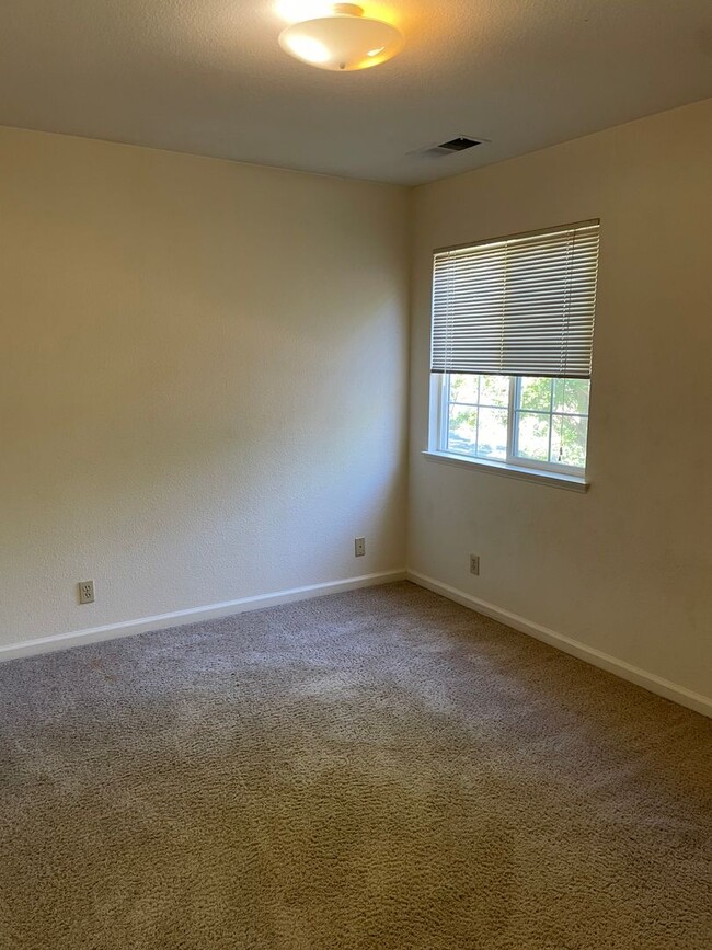Building Photo - Large 2 story house !