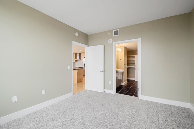 Building Photo - Luxurious 2 Bedroom, 2 Bath High Rise in Downtown Austin