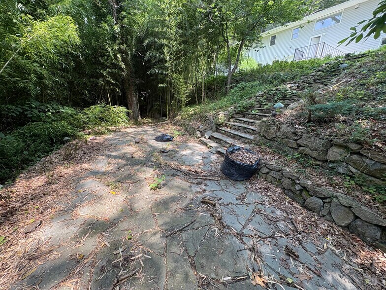 Building Photo - 90 Quaker Path