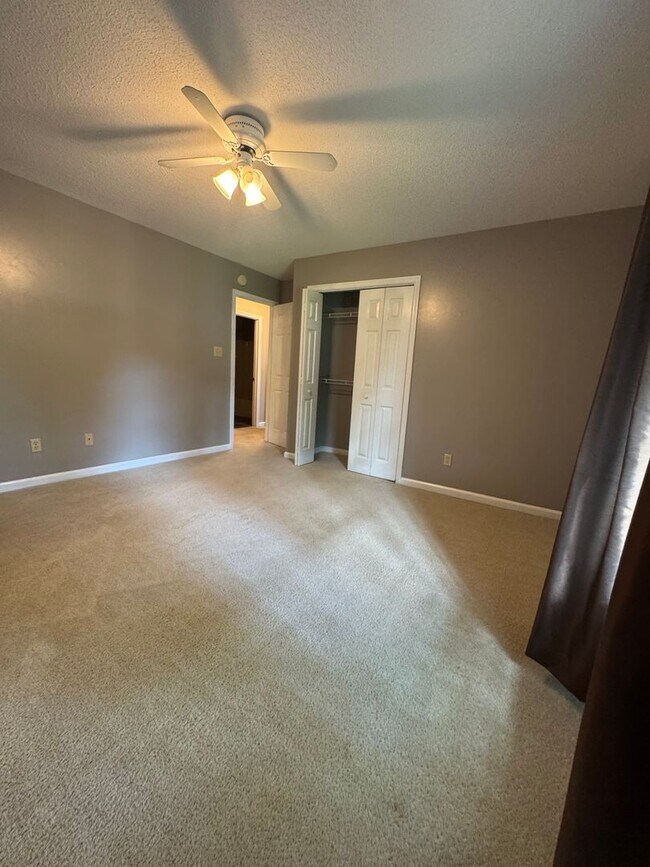 Building Photo - 2000/3 br/2.5 ba/bonus room/office 2,330 sqft
