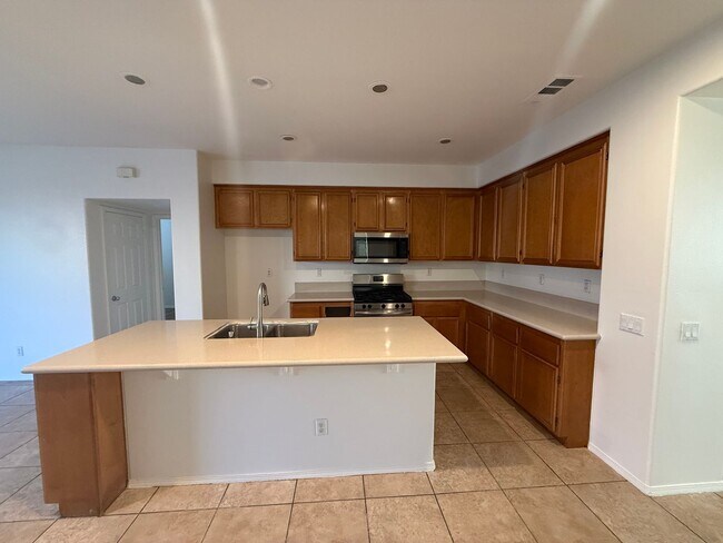 Building Photo - 5 Bedrooms 3.5 Bath in Willow Walk!