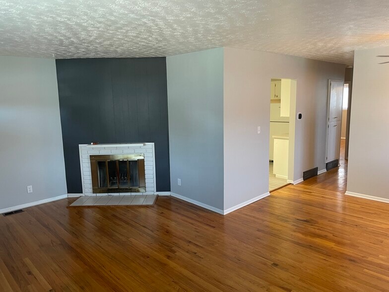 Upstairs Living Room 5 - 3011 N Stout Rd