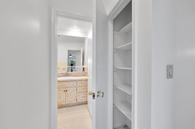 Building Photo - 2624 NE 32nd St