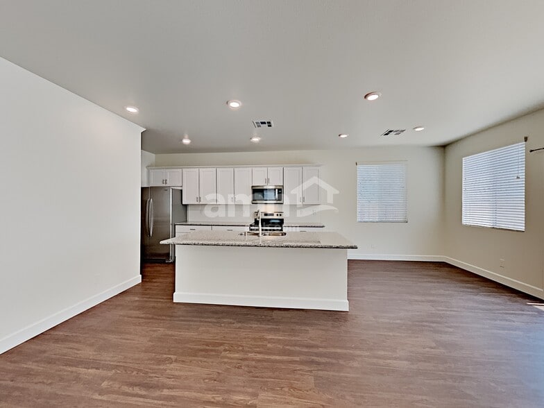 Building Photo - 1805 Macchia Ave