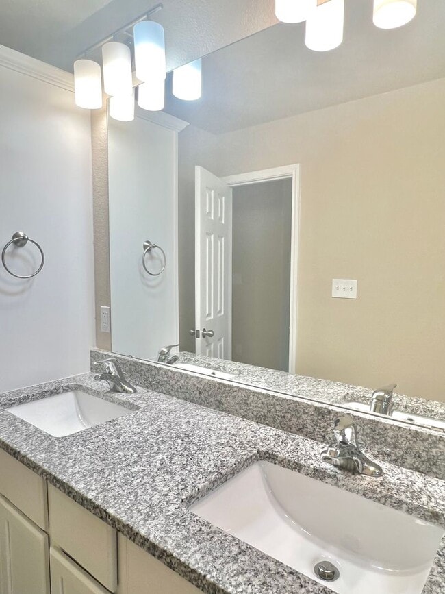 Building Photo - Cute 3 Bed Duplex in Temple!