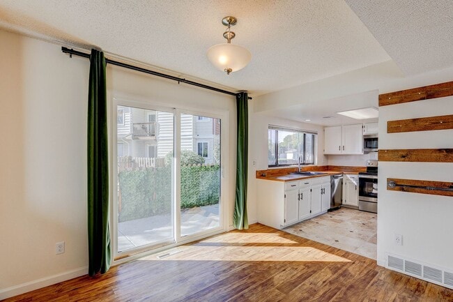 Building Photo - 3bd 2.5 bath Townhome for Rent, also on market for sale