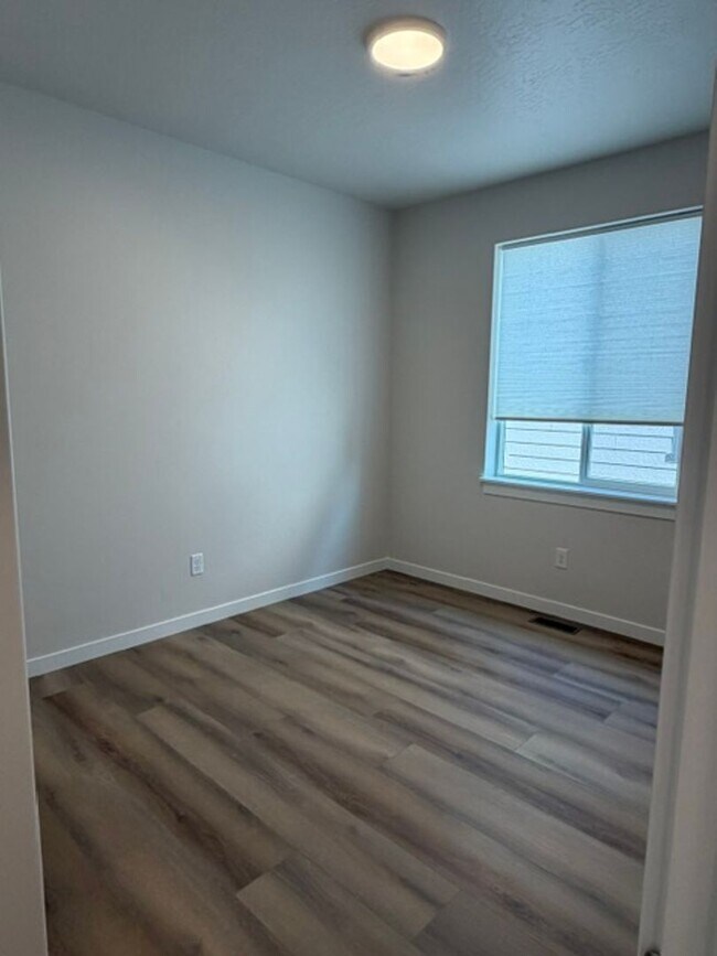 Building Photo - 421 Needlegrass Ln