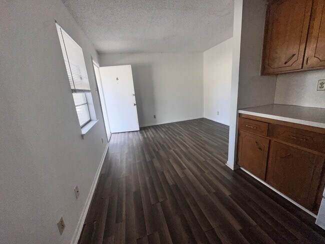 Building Photo - Tee Top