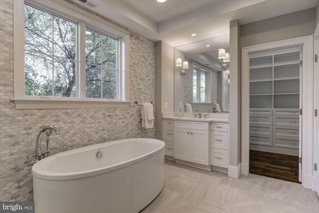 Building Photo - 5700 Tanglewood Dr
