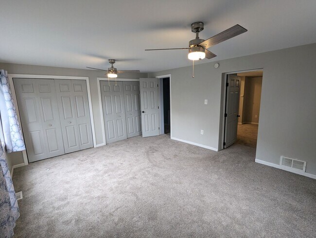 Building Photo - Spacious 3 bedroom 2.5 Bathroom Single Family Home (Mt Washington)
