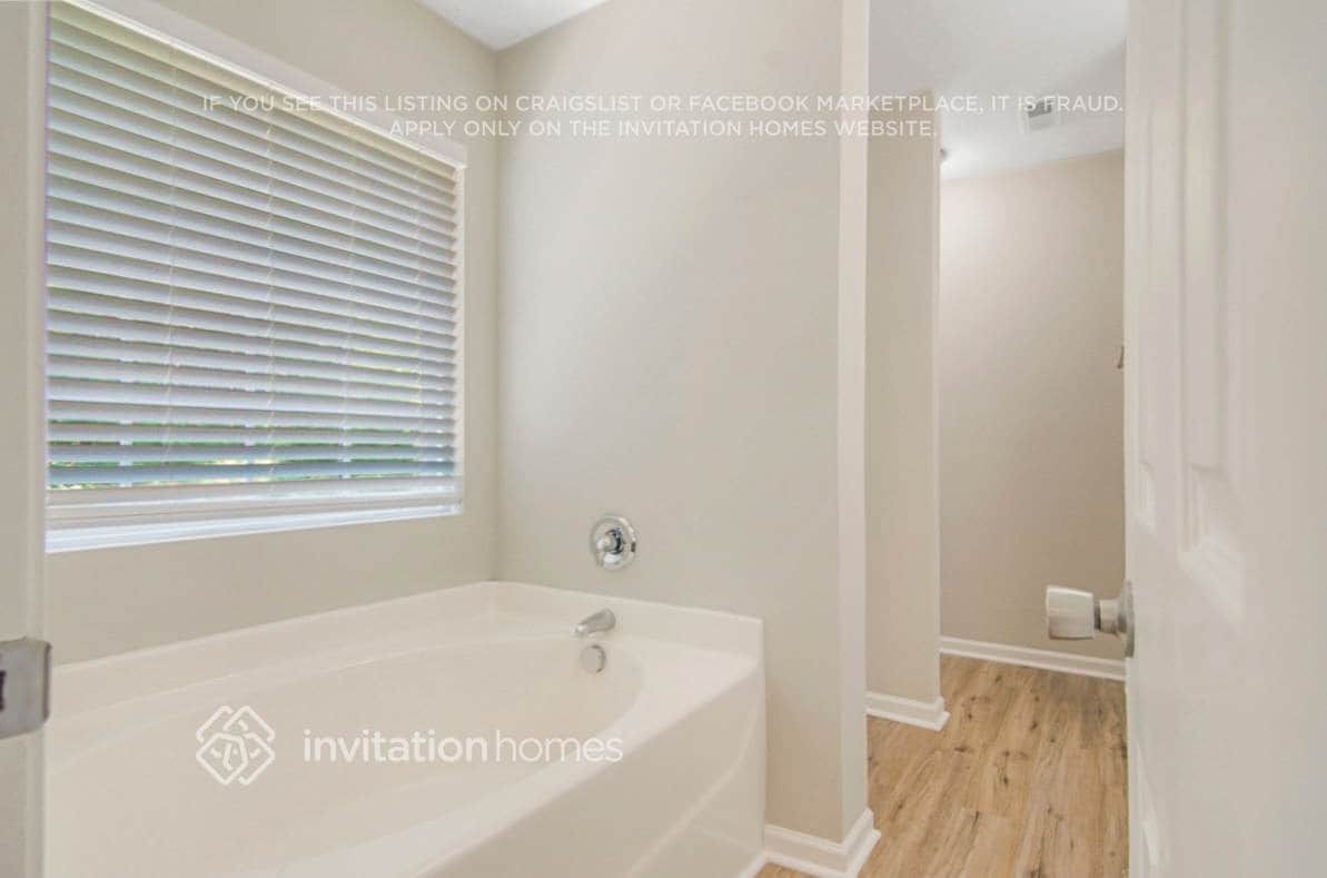 Building Photo - 914 Ujamaa Dr